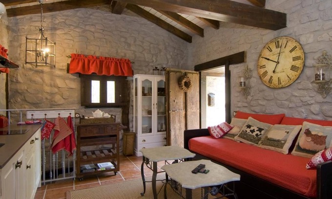 San Román de Cameros Casa | Casa de vacaciones 'Casa Concejos' con vistas a la montaña, piscina compartida y Wi-Fi