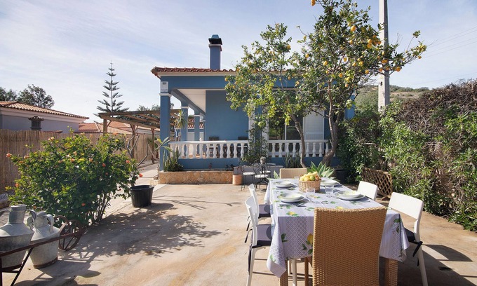 Loule Casa | Casa de vacaciones 'Casa Das Buganvilias' con vistas a la montaña, terraza privada y Wi-Fi