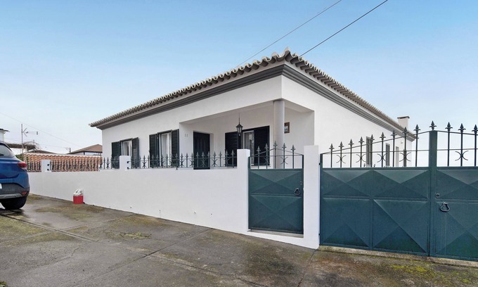 Angra do Heroismo Casa | Casa de vacaciones 'Casa Das Hortênsias' con vistas al mar, terraza privada y Wi-Fi