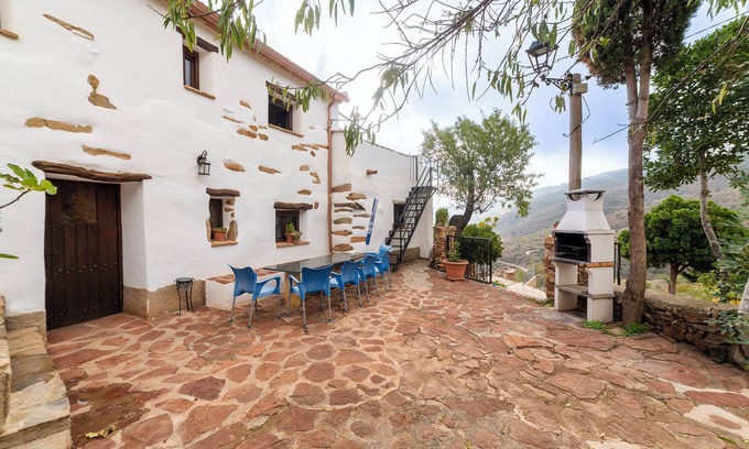 Laroya Casa | Casa de vacaciones 'Casa Rural La Curiosa' con vistas a la montaña, piscina compartida y Wi-Fi
