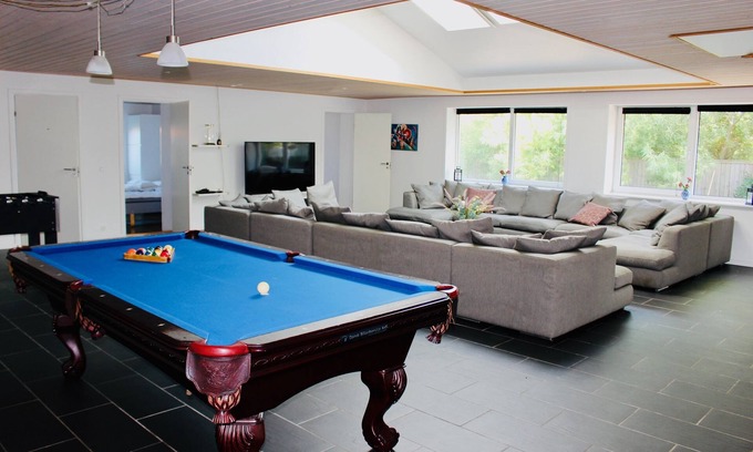 Harboore Casa | Holiday home close to the sea with indoor pool and room for 30 people