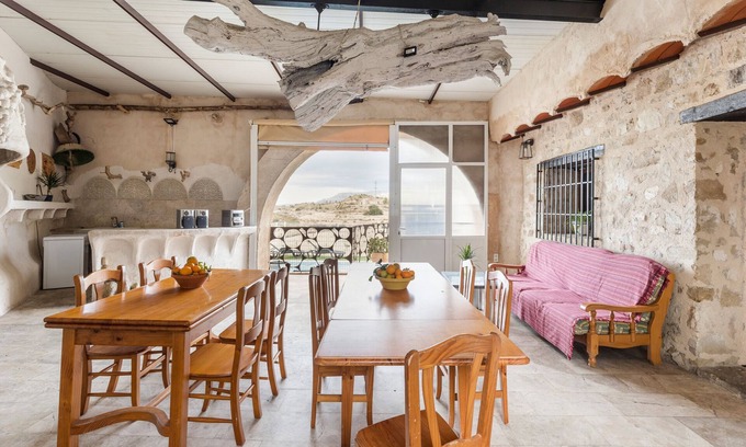 Molina de Segura Casa | Casa de vacaciones 'De Piedra' con piscina privada, terraza privada y Wi-Fi