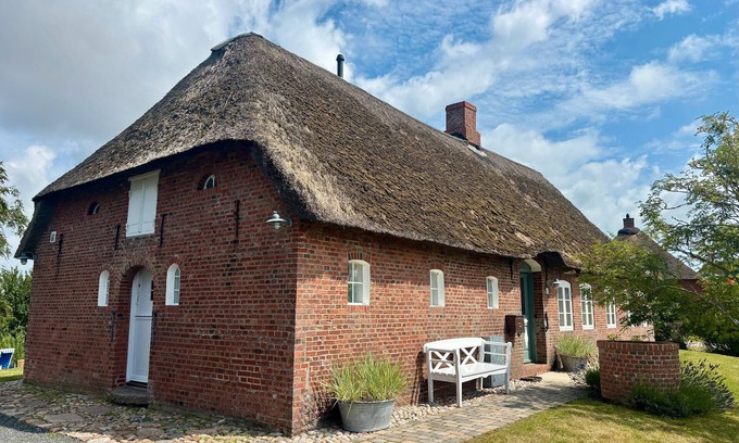 Dagebuell Casa | Holiday Home 'Deichkate' – Vacation in a Historic Monument with Panoramic Views