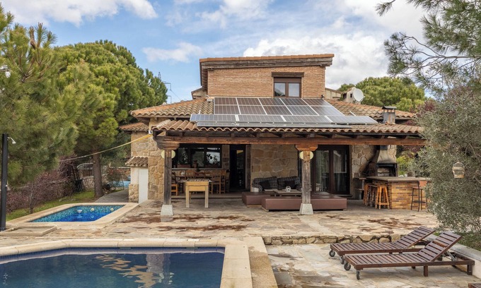 El Berrueco Casa | Casa de vacaciones 'El Berrueco' con vistas a la montaña, piscina privada y Wi-Fi