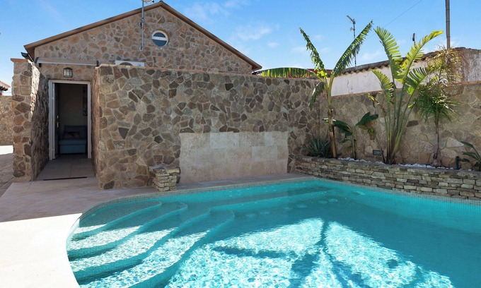 Conil de la Frontera Casa | Casa de vacaciones 'El Cortijo de Claudia - Solo Adultos' con piscina compartida y Wi-Fi