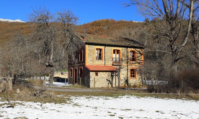 Matallana de Torío Casa | Casa de vacaciones 'El Refugio De Valporquero' con vistas al lago, terraza privada y Wi-Fi