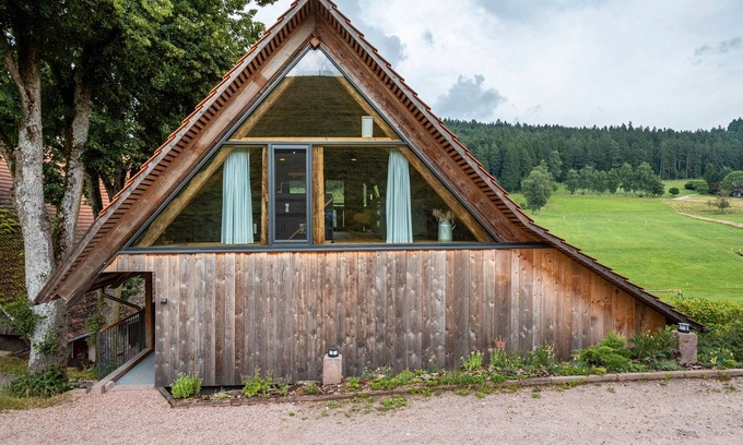 Oberreichenbach Casa | Casa de vacaciones 'Ferienhaus Kornspeicher' con vistas a la montaña, terraza y Wi-Fi