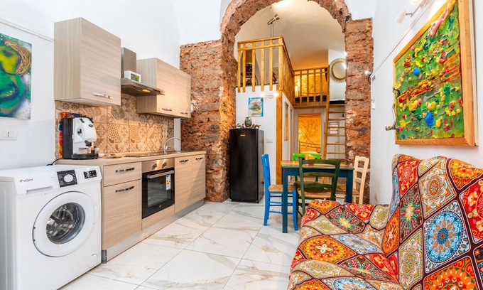 Old Town Casa | Holiday Home 'Finicchia Art House' with Wi-Fi and Air Conditioning