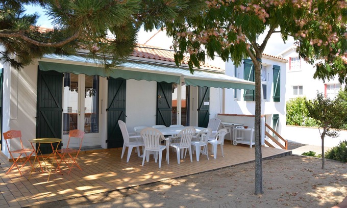 La Tranche-sur-Mer Casa | Holiday Home 'Les Floralies' with Private Terrace, Private Garden and Wi-Fi
