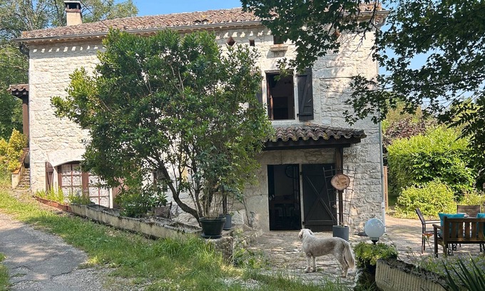 Montaigu-de-Quercy Casa | Holiday Home 'Le Clos Des Fées' with Private Terrace, Shared Garden and Wi-Fi