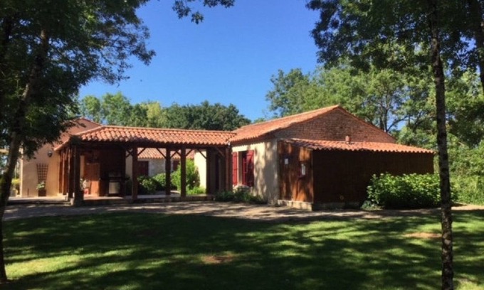 Nalliers Casa | Holiday Home 'Gîte Les Iris Nalliers' with Shared Pool, Shared Terrace and Wi-Fi