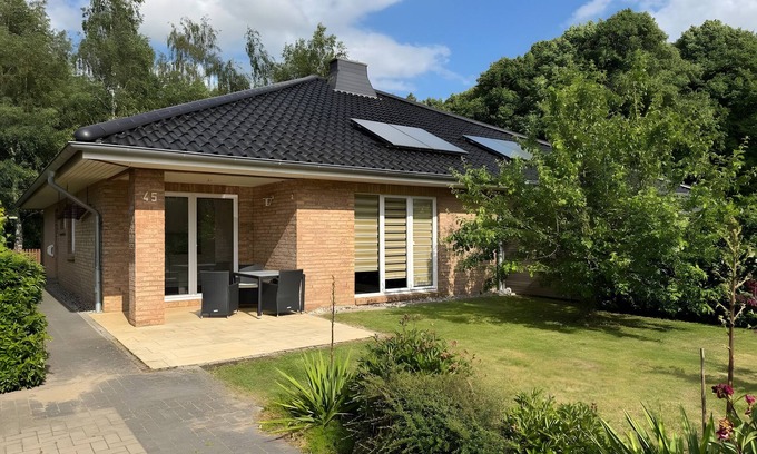 Beselin Casa | Holiday Home 'Großes Im Grünen -' with Private Terrace, Private Garden and Wi-Fi