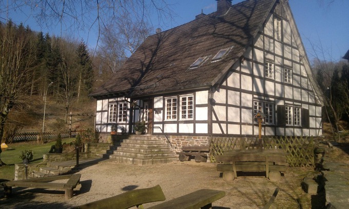 Finnentrop Casa | Casa de vacaciones 'Hueseken' con jardín compartido y Wi-Fi