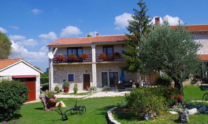 Sajini Apartamento | Casa en Šajini con piscina cerca de playa