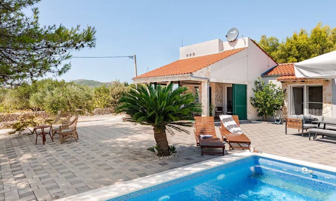 Marina Chalet De Esquí | Holiday home in a small village - sourrounded by olives and nature