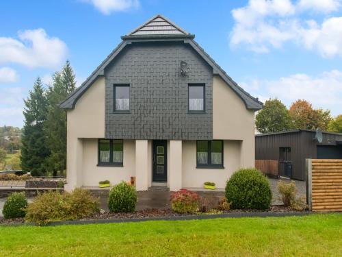 Buellingen Casa | Holiday Home in Bullingen with Garden