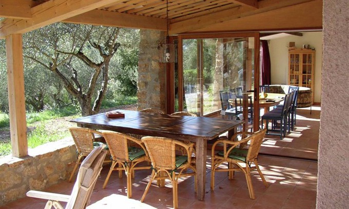 Carces Casa | Tranquila casa de vacaciones con piscina en Carces