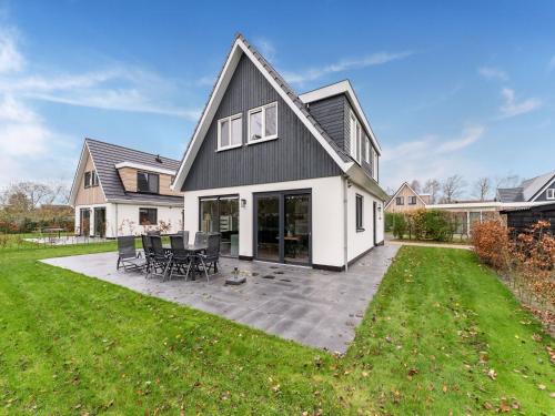 De Koog Casa | Holiday Home in De Koog with Sauna and Garden