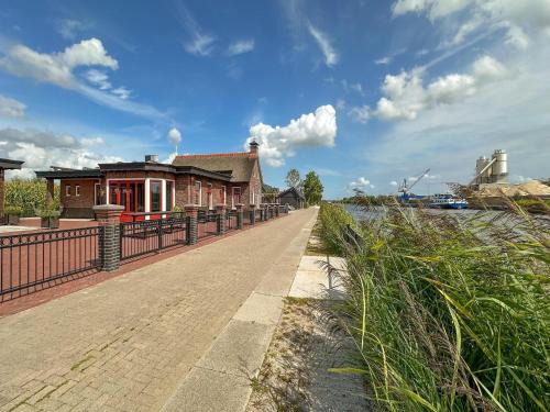 Jistrum Casa | Holiday Home in Friesland near Canal & Lake