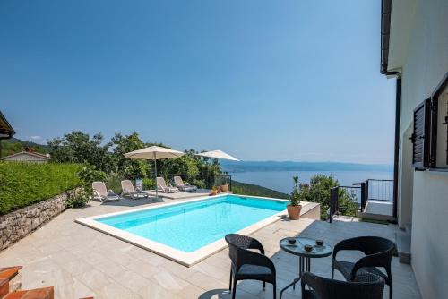 Opatija Casa | Holiday Home in Icici with Seaview, Balcony, Air condition, WIFI (4683-1)