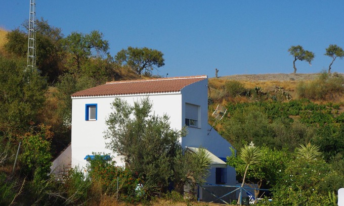 Vélez-Málaga Casa | Casa de vacaciones en el olivar con vistas al mar y piscina al aire libre.