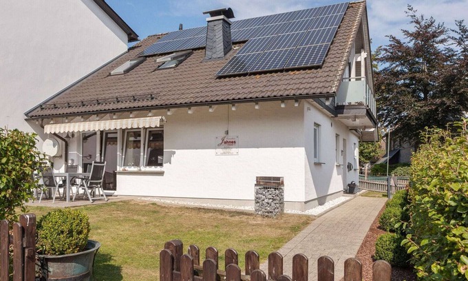 Langewiese Casa | Casa de vacaciones cubierta de nieve en Winterberg con sauna y jardín