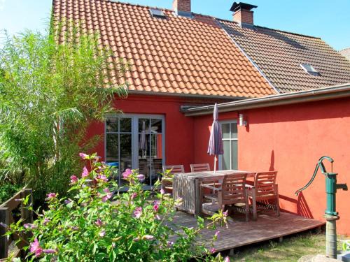 Leopoldshagen Casa | Holiday Home Kapitänshaus Leo by Interhome