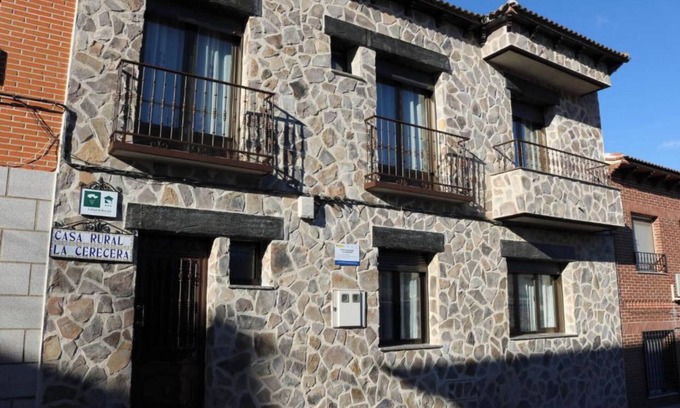 Los Navalucillos Casa | Casa de vacaciones 'La Cerecera' con terraza privada, Wi-Fi y aire acondicionado