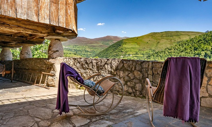 Villacibran Casa | Holiday Home 'Lago Gabriel' with Mountain View, Private Terrace and Wi-Fi