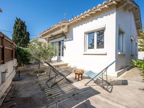 Le Grand Large Casa | Holiday Home Les Violettes by Interhome