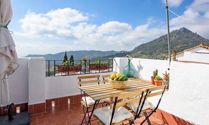Gaucín Apartamento | Casa de vacaciones 'La Casa De Eva' con vistas a la montaña, terraza compartida y Wi-Fi