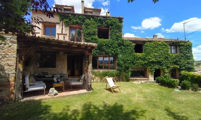 Requijada Casa | Casa Vacacional 'La Casa Del Herrero' con Vista a la Montaña, Jardín Privado y Wi-Fi