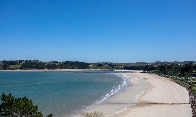 Locquirec Casa | Holiday Home 'La Défatigue' with Sea View, Private Terrace and Wi-Fi