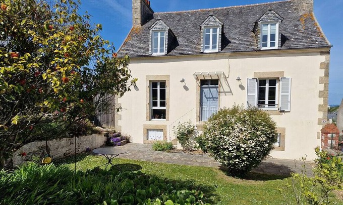 Locquirec Casa | Holiday Home 'La Défatigue' with Sea View, Private Terrace and Wi-Fi