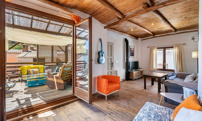 Guejar Sierra Casa | Casa de vacaciones 'La Lechuga Azul' con vistas a la montaña, terraza privada y Wi-Fi