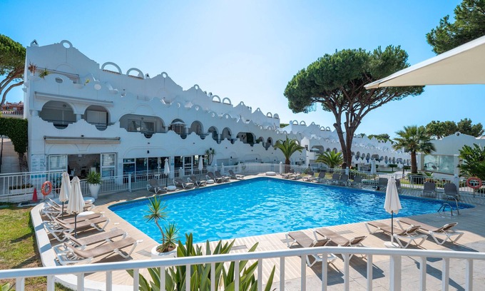 Urbanización Hacienda las Chapas Casa | Casa Vacacional 'Latifa' con Piscina Compartida, Wi-Fi y Aire Acondicionado