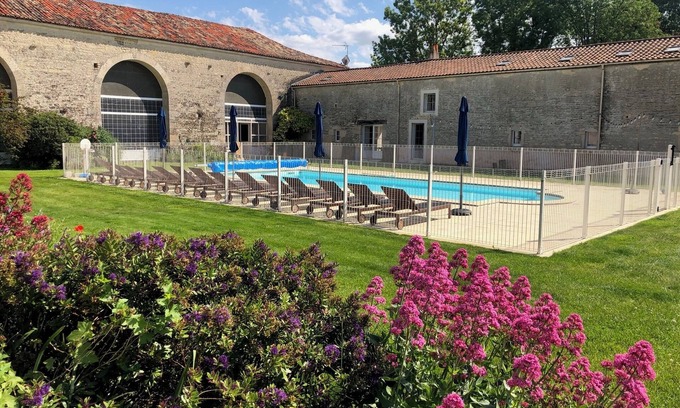 Surgeres Casa | Casa de vacaciones 'Le Colombier' con terraza privada, jardín privado y Wi-Fi