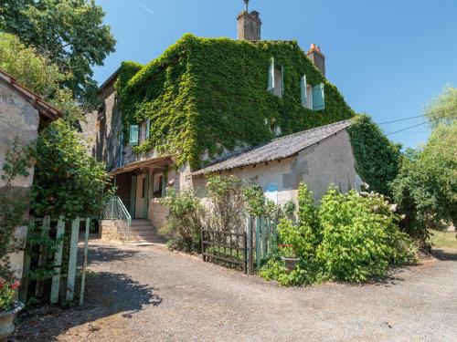 Bourg-Archambault Casa | Holiday Home Le Jardin de Timothee by Interhome