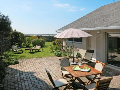 Regnezville-sur-Mer Casa | Holiday Home Le Petit Clos by Interhome