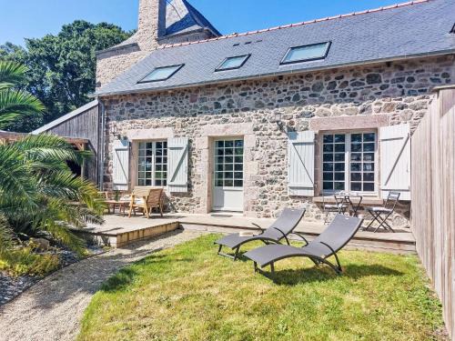 Frehel Casa | Holiday Home Le logis de Papeu by Interhome