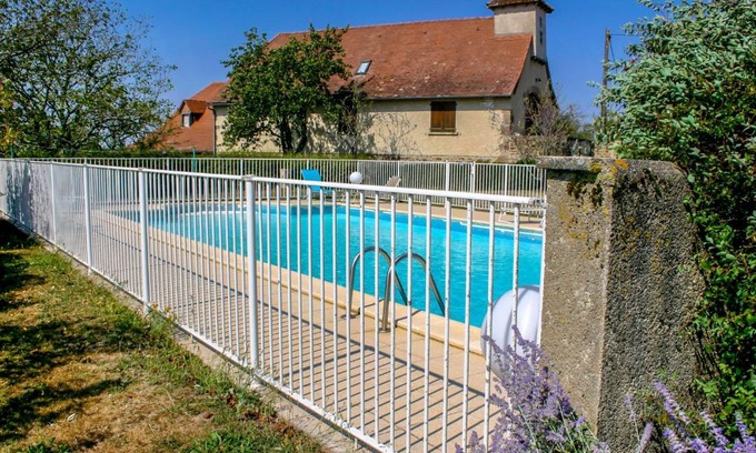 Saint-Jean-Lagineste Casa | Holiday Home Le Pigeonnier by Interhome