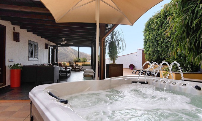 Agaete Casa | Casa de vacaciones 'Los Jazmines' con vistas al mar, bañera de hidromasaje privada y Wi-Fi