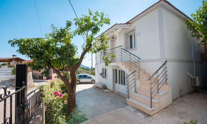 Sivros Apartamento | Holiday Home 'Lovely' with Balcony, Wi-Fi and Air Conditioning