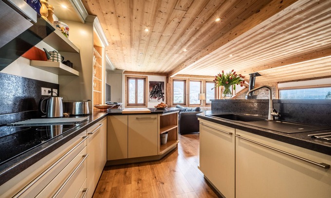 Vacheresse Casa | Holiday Home 'Maison Du Bûcheron' with Mountain View, Private Terrace and Wi-Fi