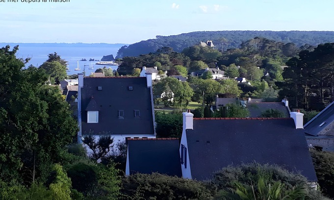 Crozon Casa | Holiday Home 'Maison Quartier Porzic' with Sea View, Private Garden and Wi-Fi