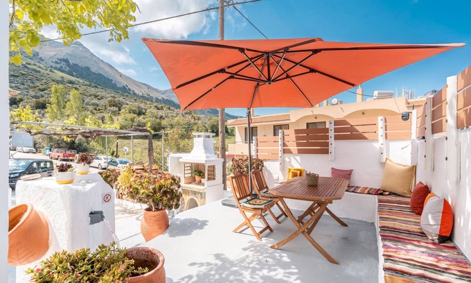 Embonas Casa | Casa de vacaciones 'Mannas House 2' con vistas a la montaña, Wi-Fi y aire acondicionado