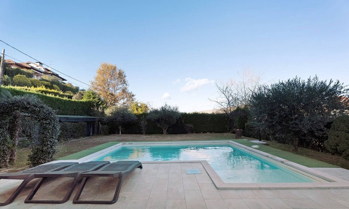 Dormelletto Casa | Holiday Home 'Margot Ca Bianca Dormelletto' with Shared Pool and Wi-Fi