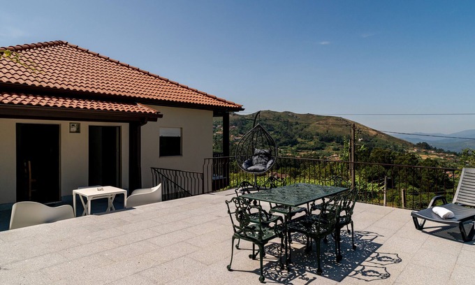 Ponte da Barca Casa | Casa de vacaciones 'Mourelo' con vistas a la montaña, jardín privado y Wi-Fi