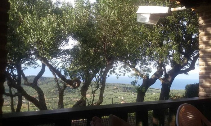 Alonia Casa | Holiday Home 'Mouzakis House' with Sea View, Wi-Fi and Air Conditioning