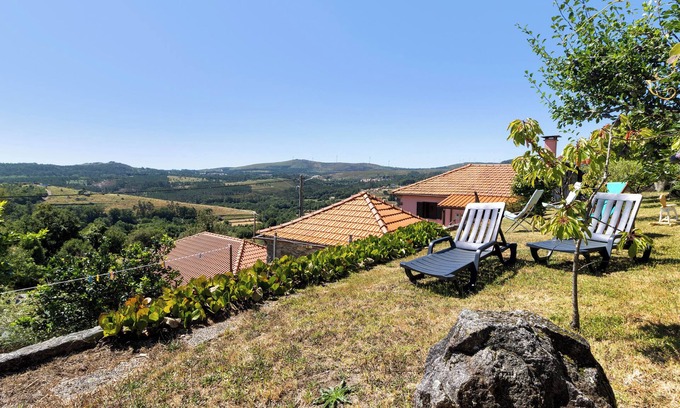 Paredes de Coura Casa | Casa de Vacaciones 'Natureza De Coura' con Vista a la Montaña